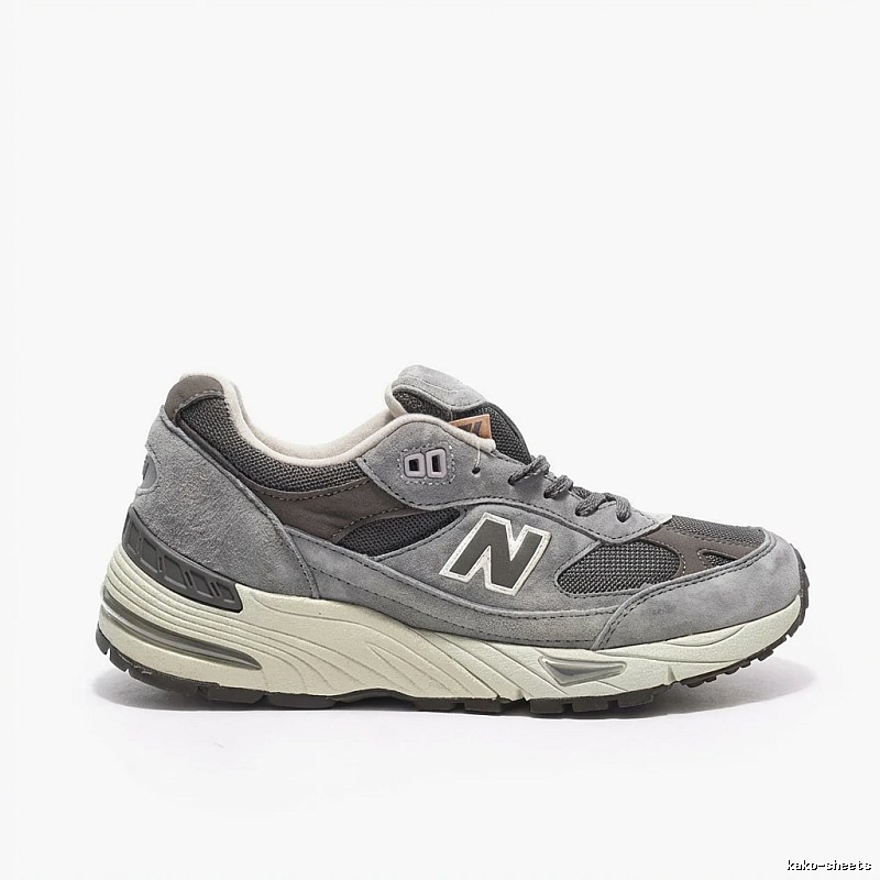 New Balance retro-style grey sports shoes