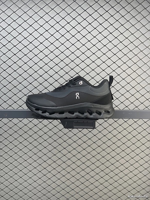 On Cloud Runners, Black and Technical Side Panels